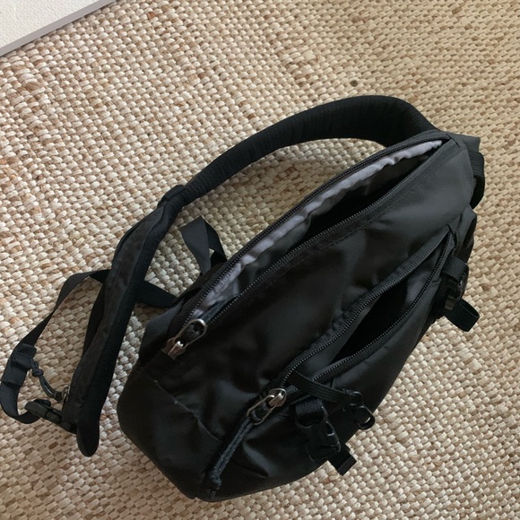 Atom Sling Bag 8L black - Picture 3 of 6